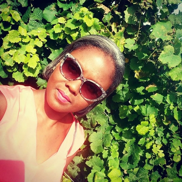 Meet your Posher, Sunee - Picture 4 of 5